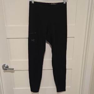 Arc'teryx Black Rho Performance Leggings with Side Zip Pocket